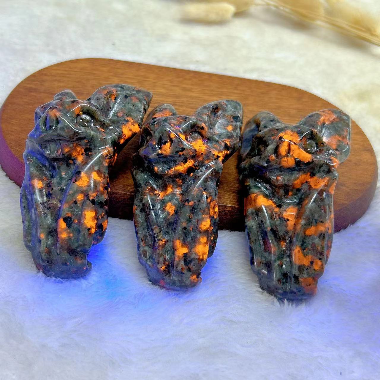 天然水晶 Yooperlite バット彫刻 UV ライト効果 - Lighting Effect Home Decor のレビューと価格