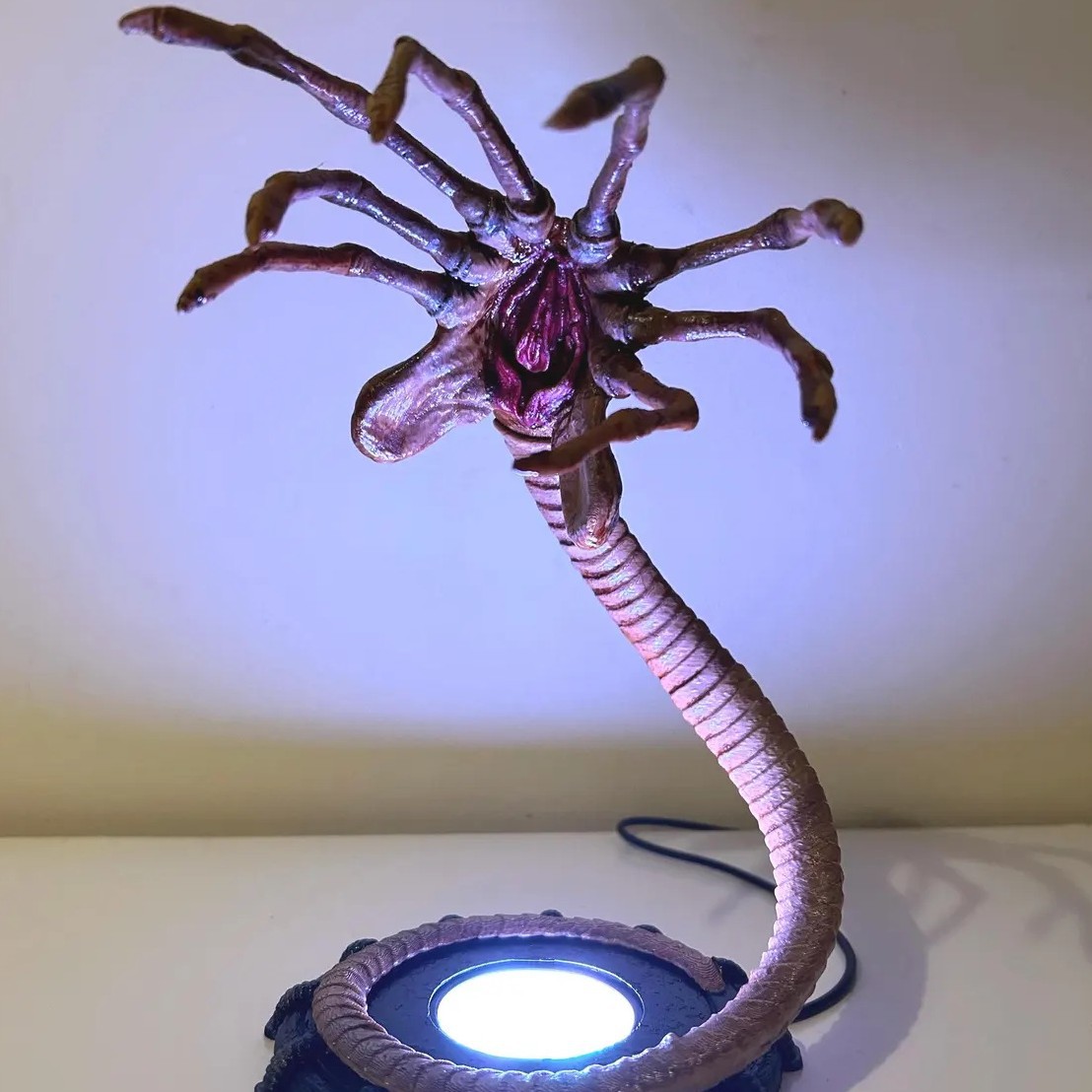 エイリアンフェイスハガーランプナイトライト、LEDライト付き - Lighting Decor Ideas のレビューと価格